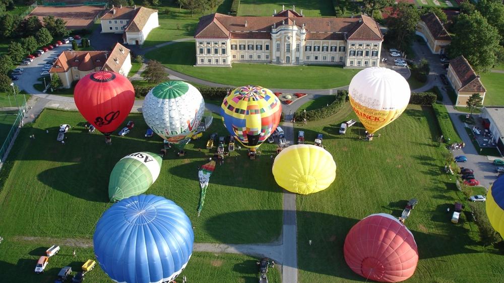 Ballons vor dem Schloss Schielleiten © Bernhard Bergmann