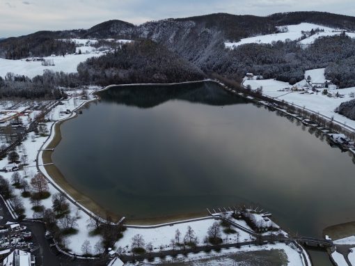 Blick auf den Stubenbergsee im Winter.